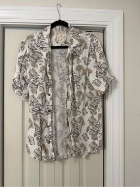 Men's Short-Sleeve Button-Down Shirt in White and Beige Leaf Print